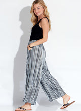 M7576 Misses' Elastic-Waist Loose Pants